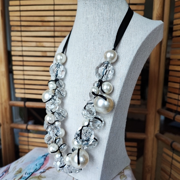 Lucite Clear Faceted Bubble Bauble Oversized Statement Necklace Faux Pearls - Picture 2 of 5